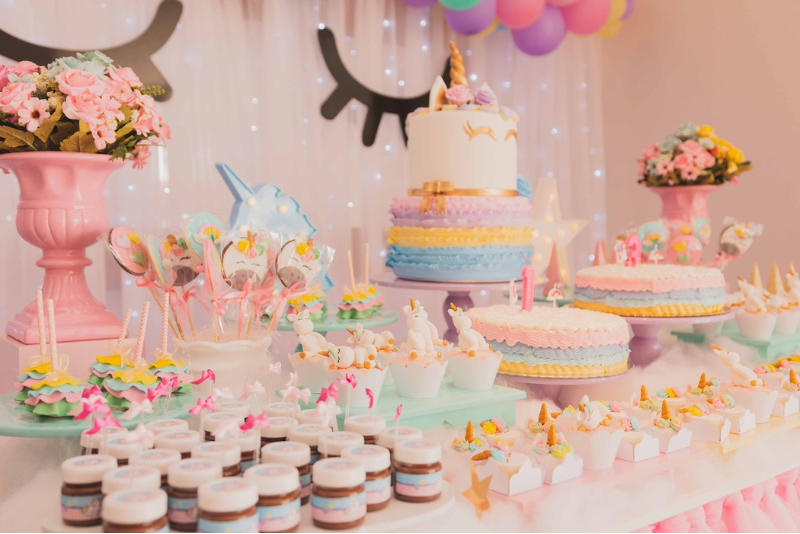 un buffet d'anniversaire rose