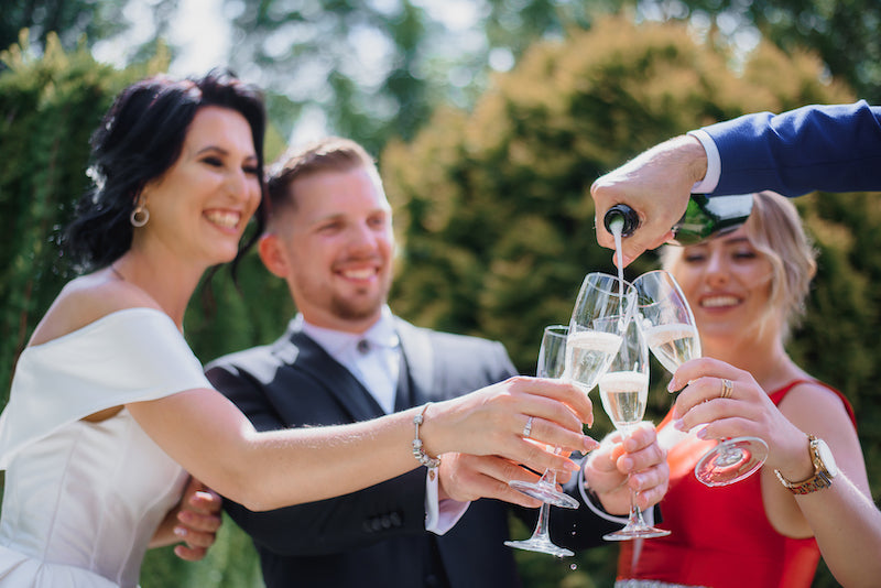 Couple marié lors d’une animation à un cocktail de mariage