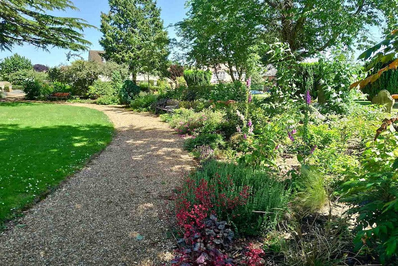anniversaire champêtre dans un jardin de campagne