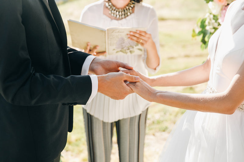 Mariés se tenant la main lors d’un mariage laïque