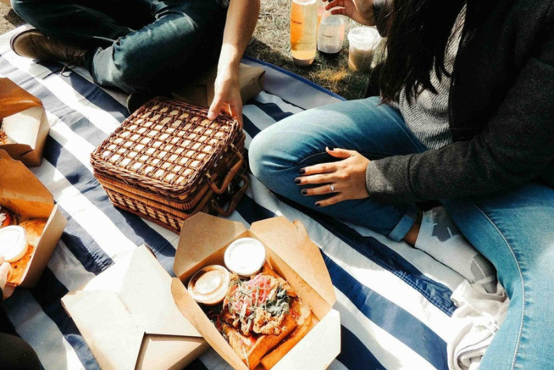 préparer un pique nique entre amis avec plats à emporter