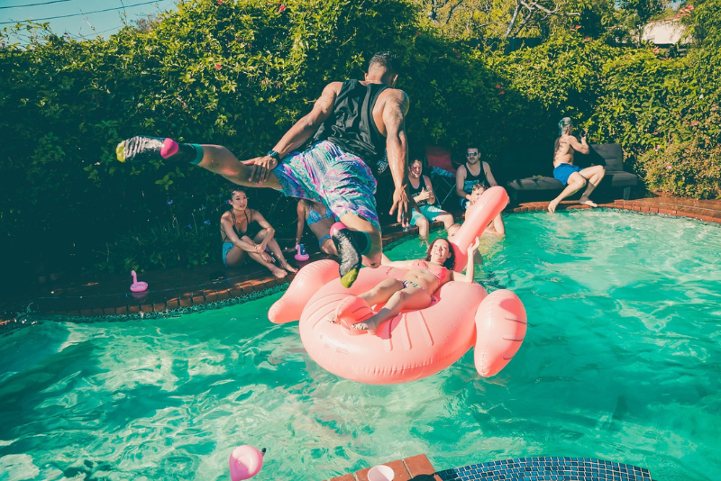 organiser une pool party