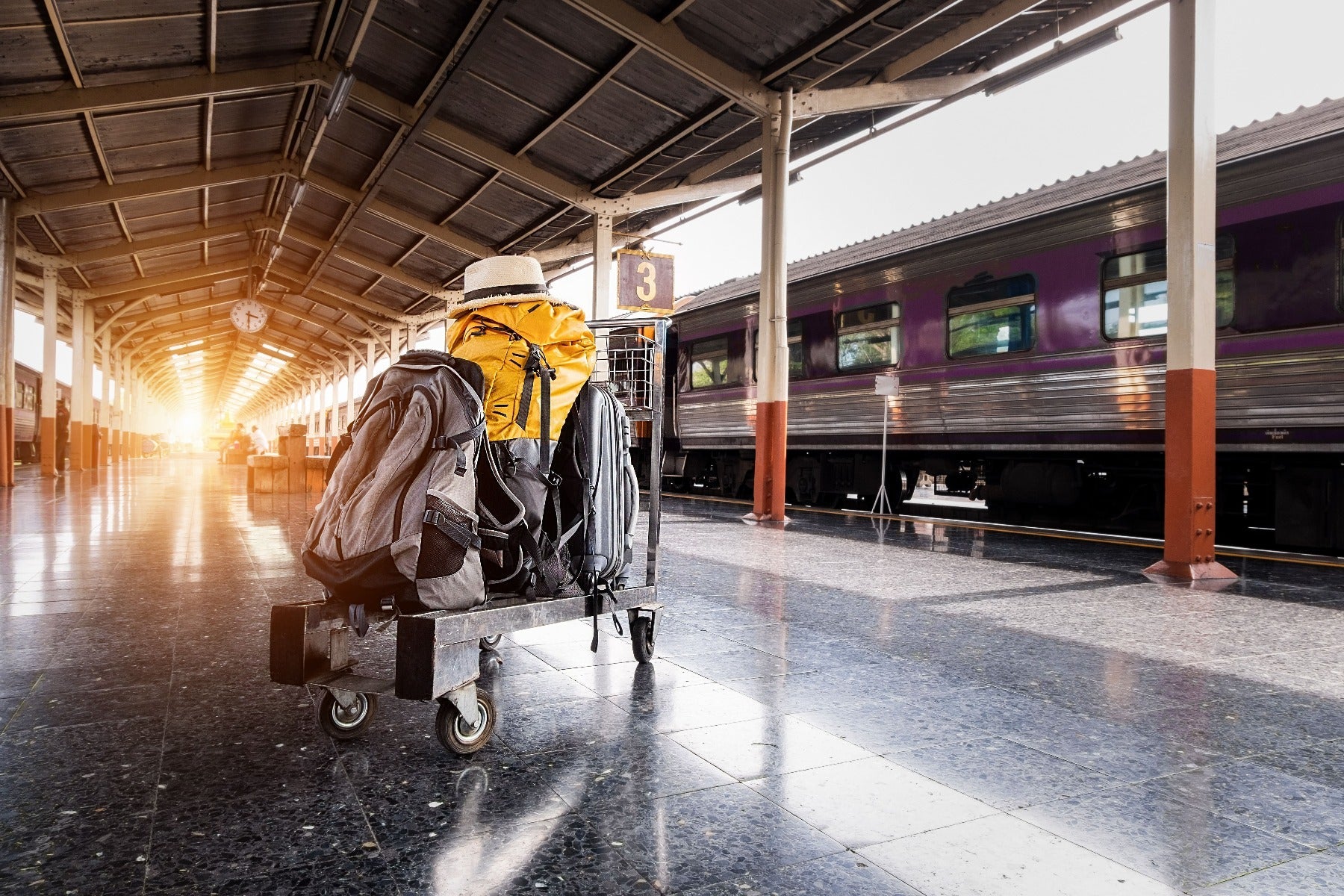 valise evg sur le quai de la gare