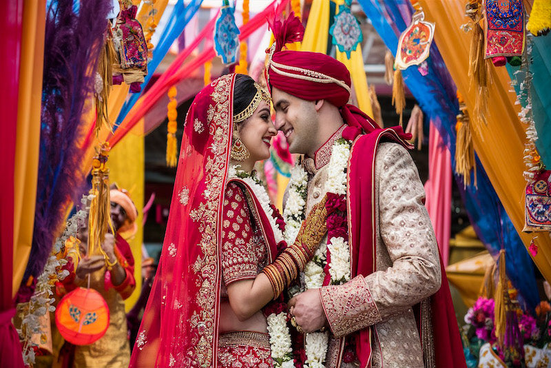 mariés lors d’un mariage à thème Bollywood