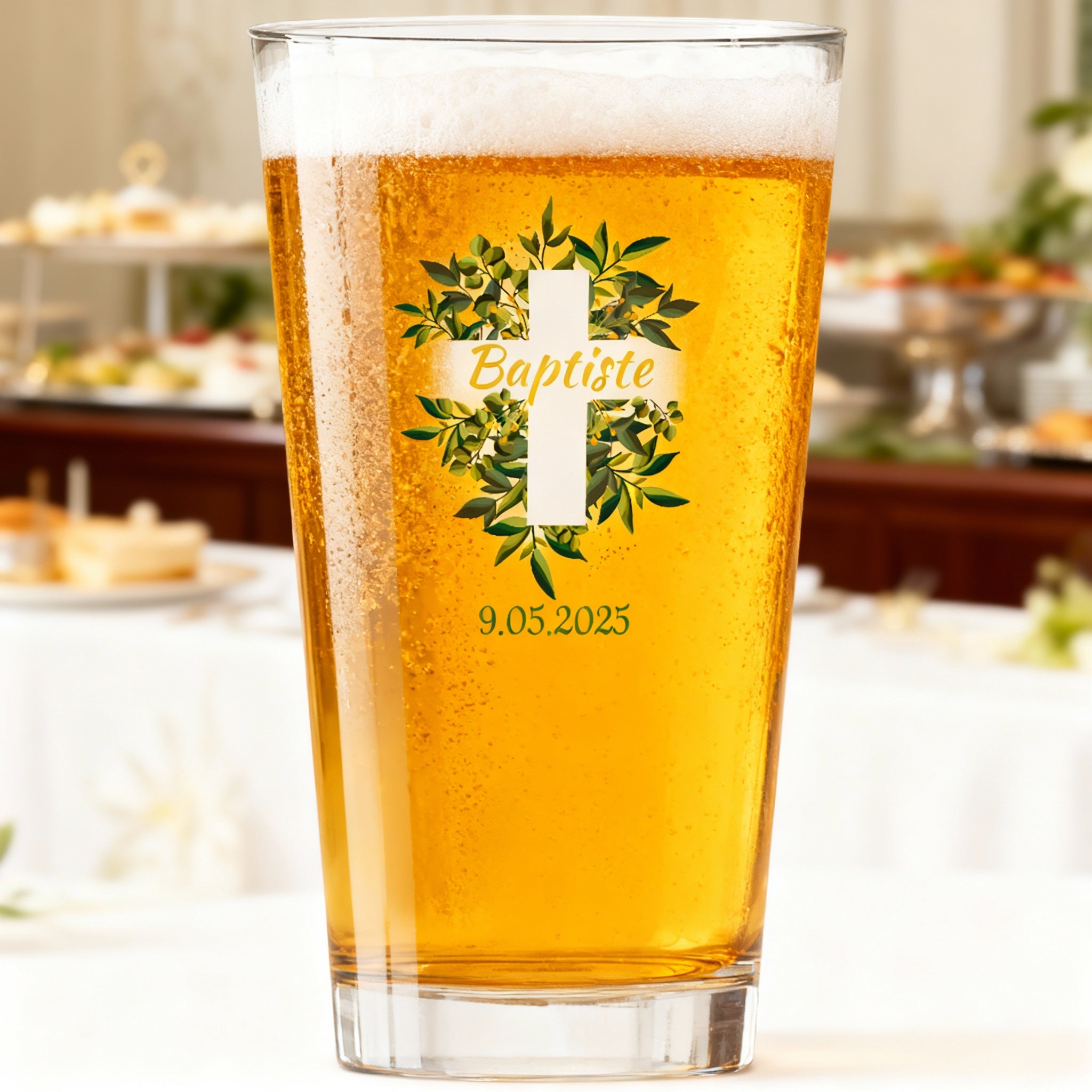 Verre à bière personnalisé Pinte en verre - Baptême Croix & Feuilles ambiance