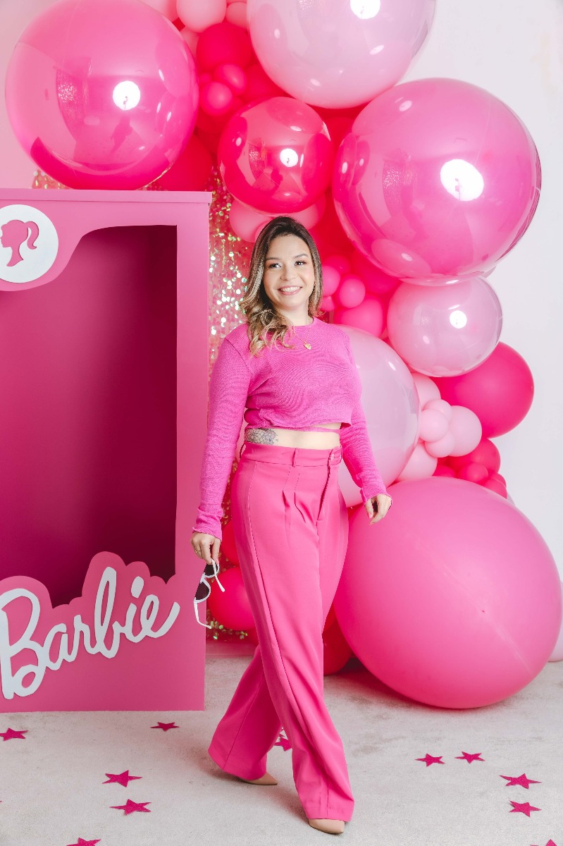 Femme habillée en rose pour un anniversaire Barbie