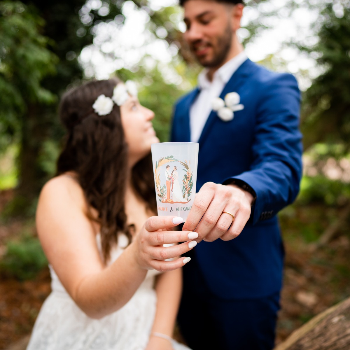 Couple avec un gobelet personnalisé pour le rituel symbolique du cocktail lors d’un mariage laïque