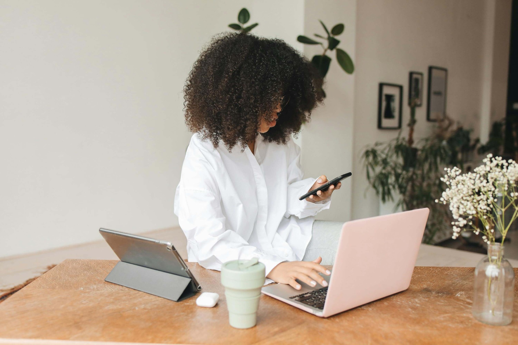 femme qui profite des promotions gobelets personnalisés