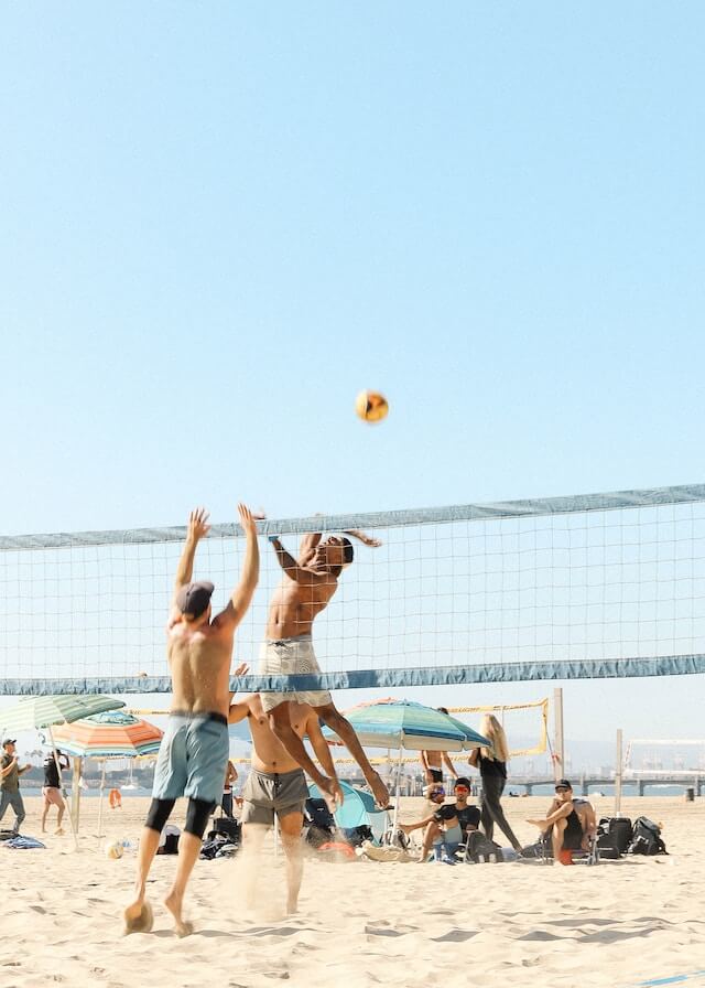 amis en tournoi de beach volley pour leur activité EVG