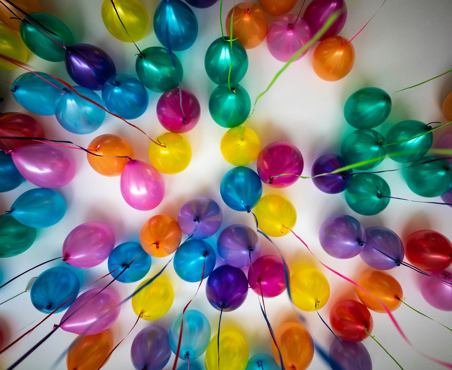 déco d’anniversaire aladin avec des ballons multicolores