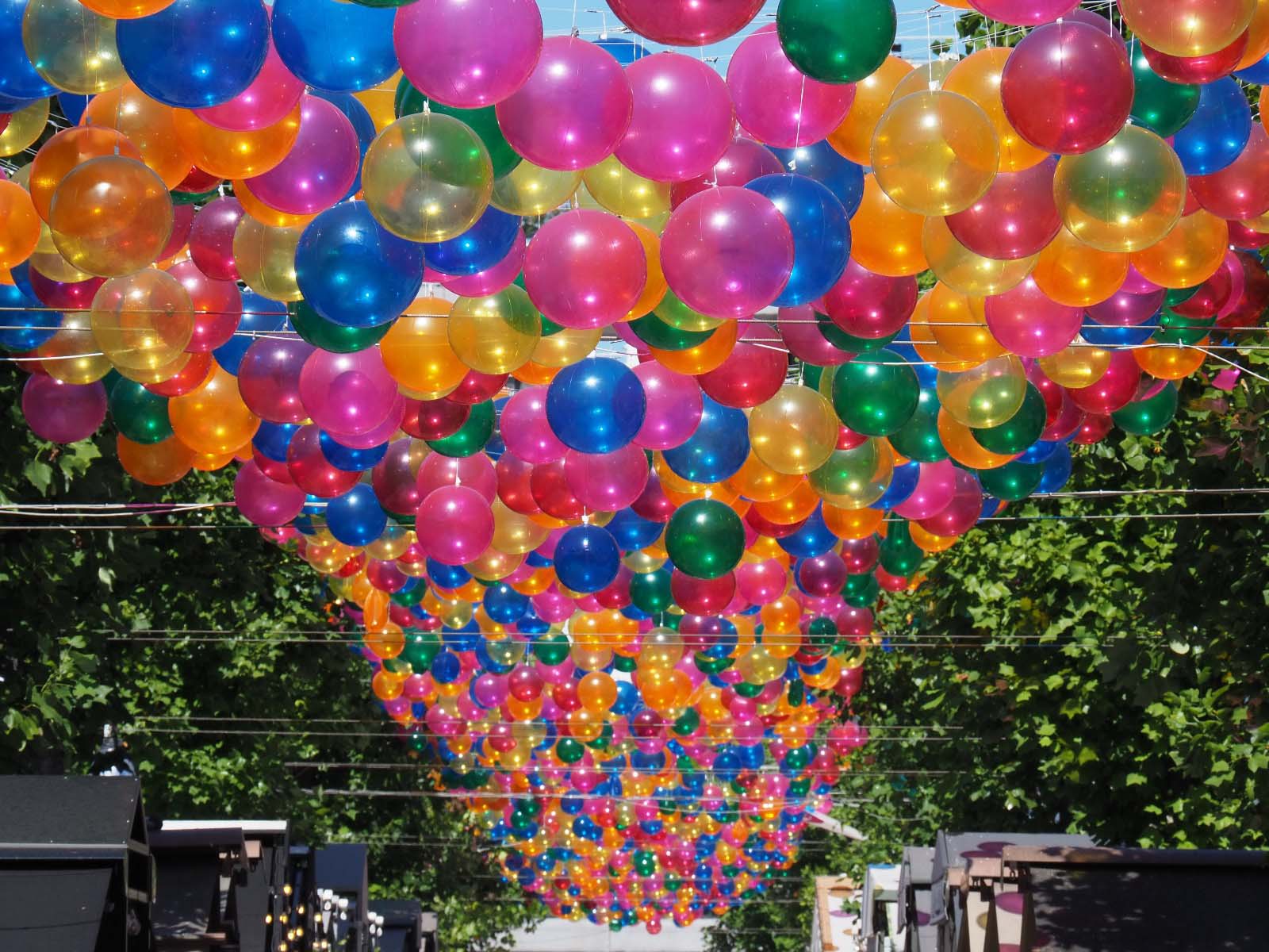 ballons colorés au-dessus d'une buvette fête des écoles