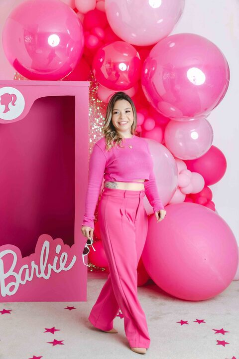 Boite grandeur nature et ballons roses pour organiser un anniversaire Barbie