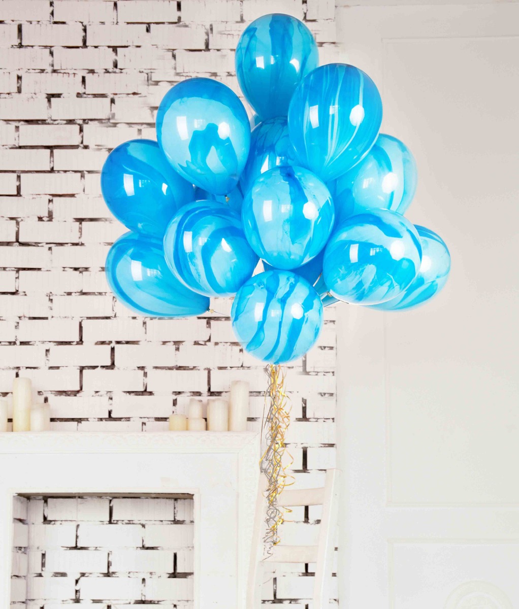 ballons bleus prévus pour organiser une gender reveal party