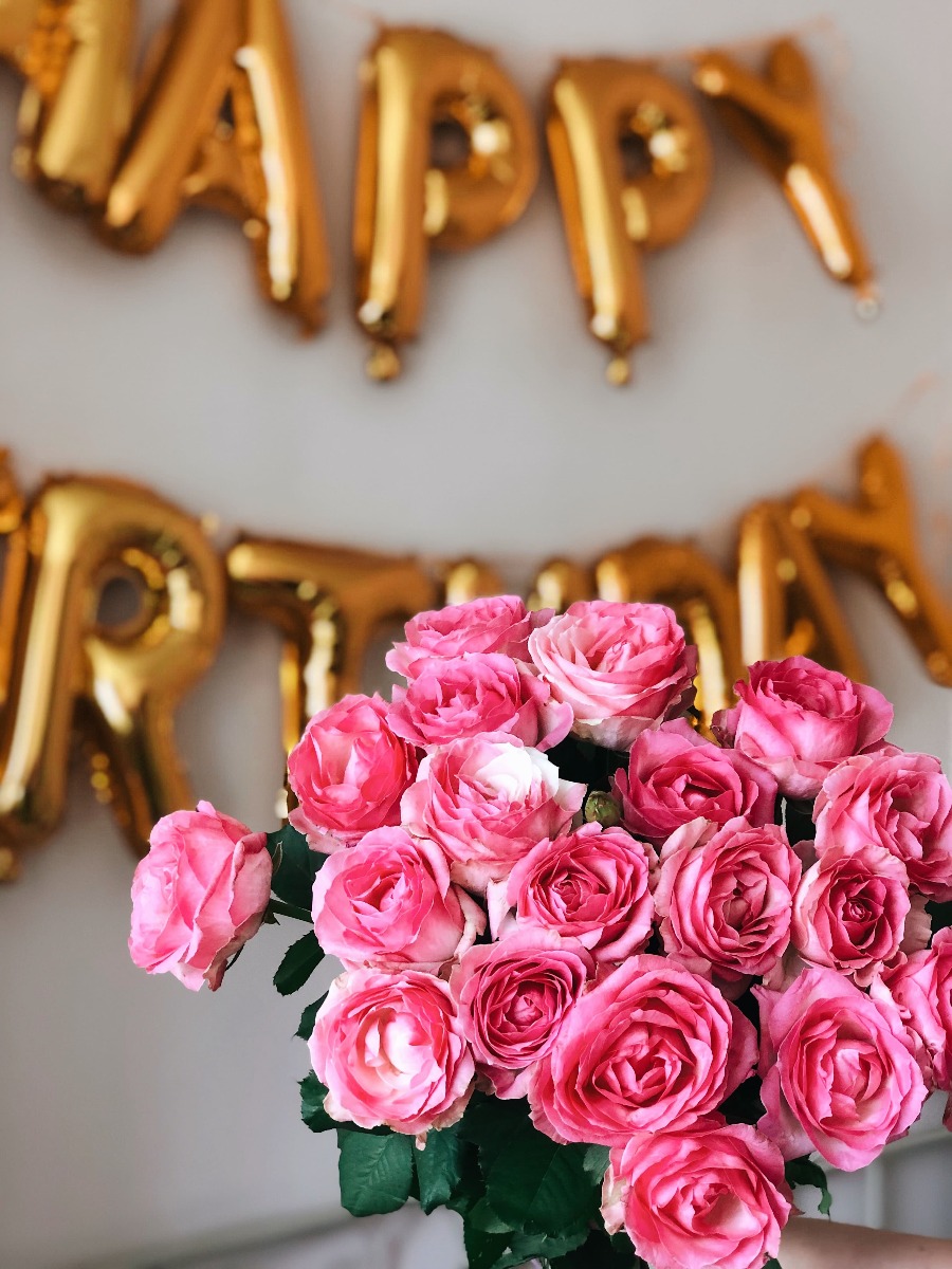 bouquet de roses sur une table pour un anniversaire