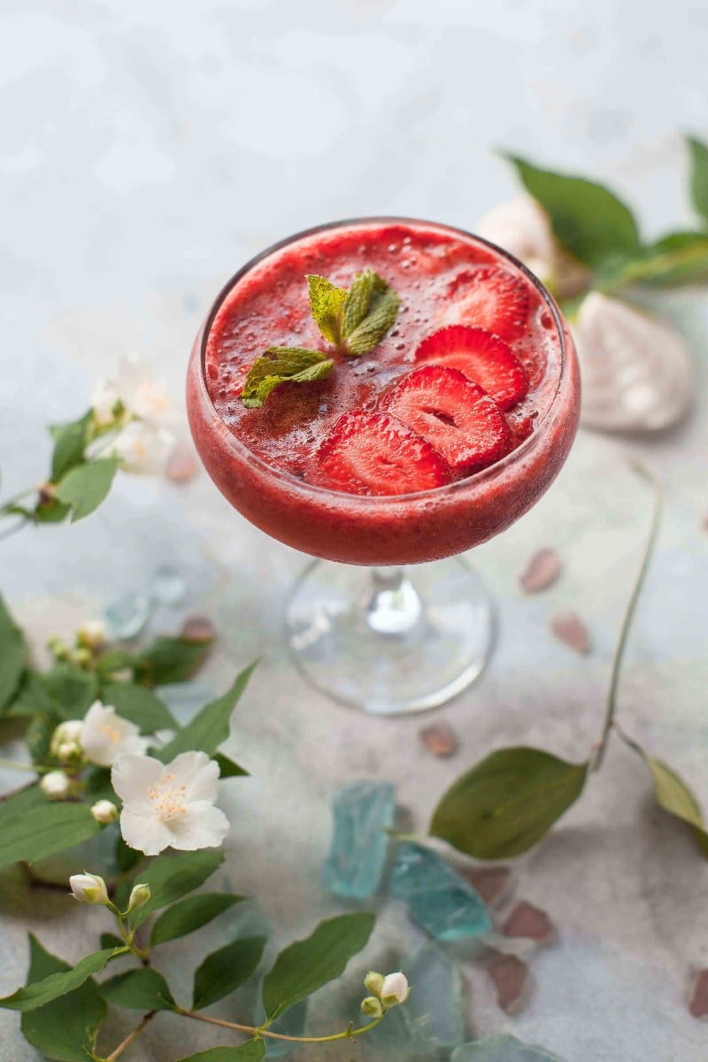 un mocktail fraise menthe comme idée de cocktails d’été