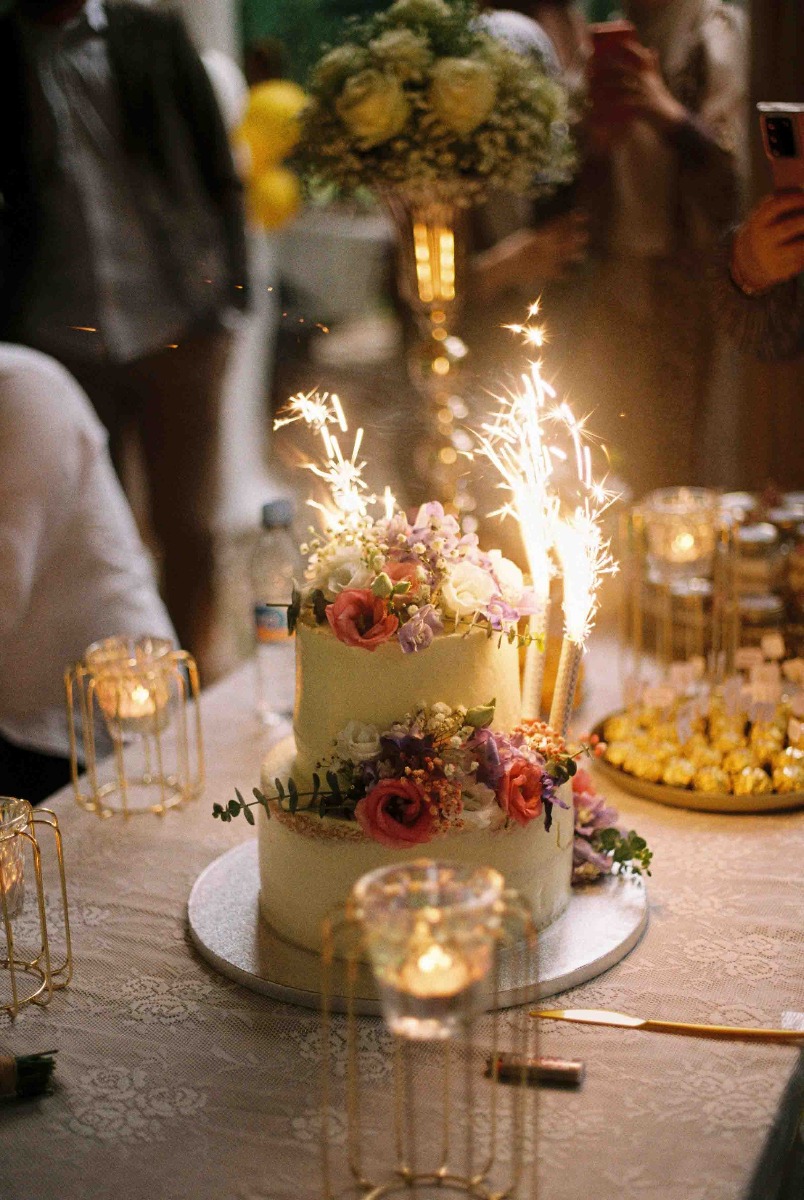 organiser un anniversaire champêtre avec un gâteau à fleurs