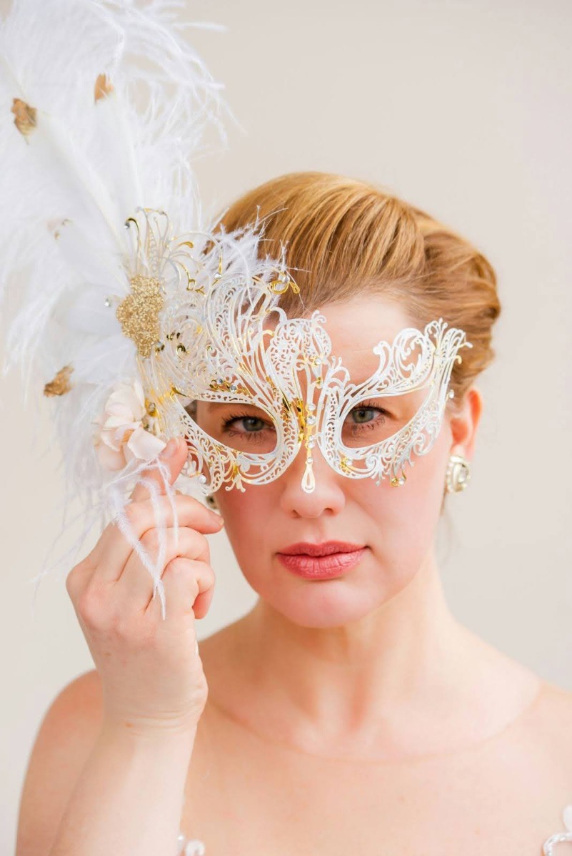 femme déguiser prête à organiser une soirée bal masqué