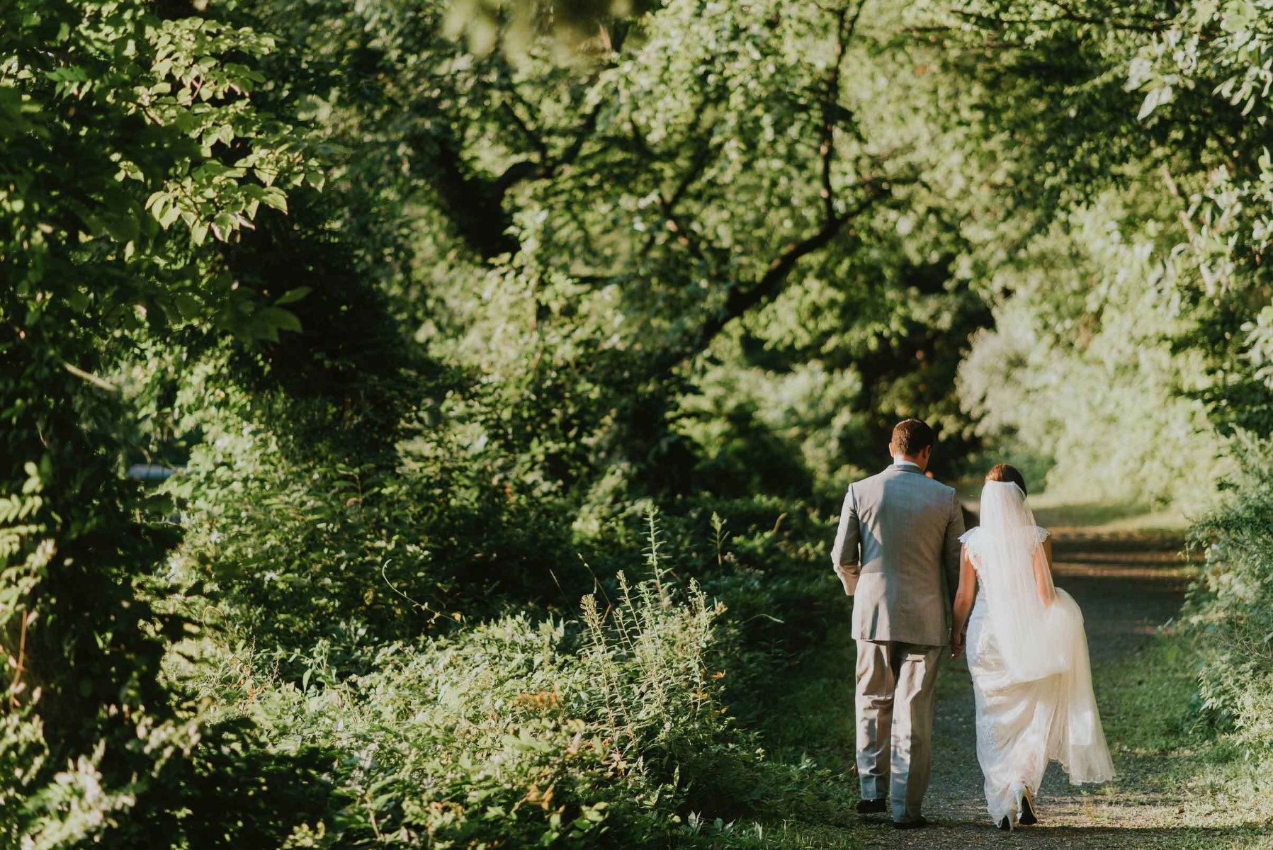 couple marié en forêt pour leur tendance mariage écoresponsable