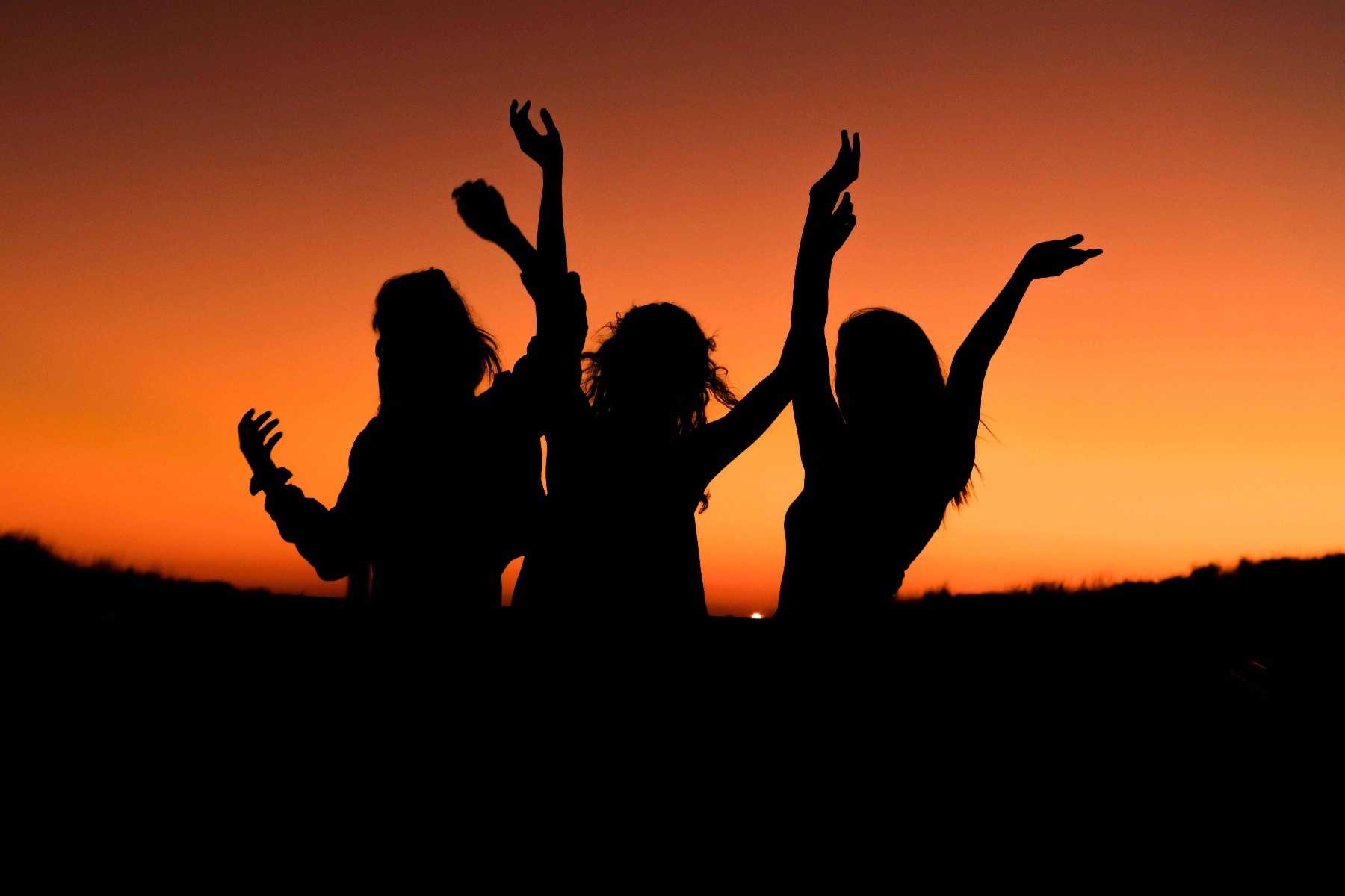 femmes dansant au coucher de soleil sur une tendance mariage festival
