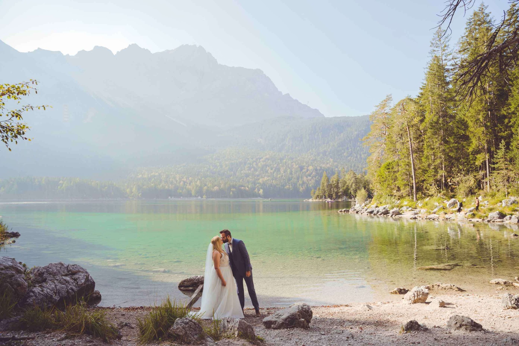 couple marié face aux montagnes pour une tendance mariage à l’étranger